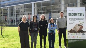 Socios del proyecto europeo DeCoWaste reunidos en Oporto junto a panel informativo del proyecto
