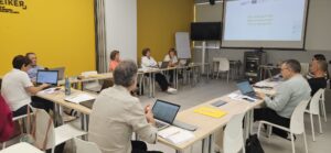 Partenaires dans la salle de réunion lors du lancement du projet POLITA