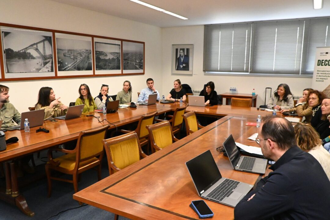 Reunión de los socios del proyecto DeCoWaste durante la jornada de trabajo en Oporto