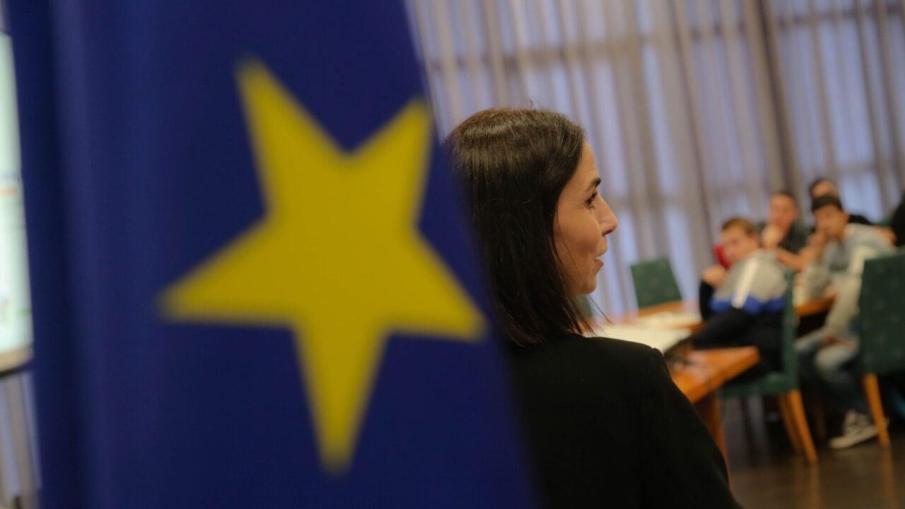 69697A4E-E711-864C-B184-E6768AE7E404