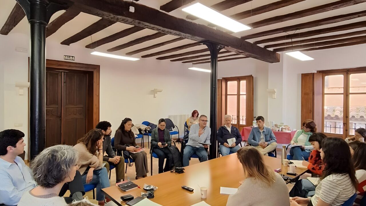 Teruel, participantes del Taller de Coordinación RETSCOOP durante una sesión de trabajo en Cáritas Diocesana de Teruel y Albarracín.