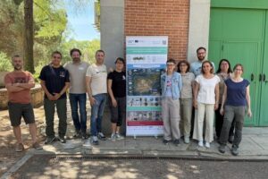 Representantes de los equipos de SenForFire y AIRIS, junto al resto de socios del proyecto, durante la jornada celebrada en el ICIFOR-INIA, CSIC.