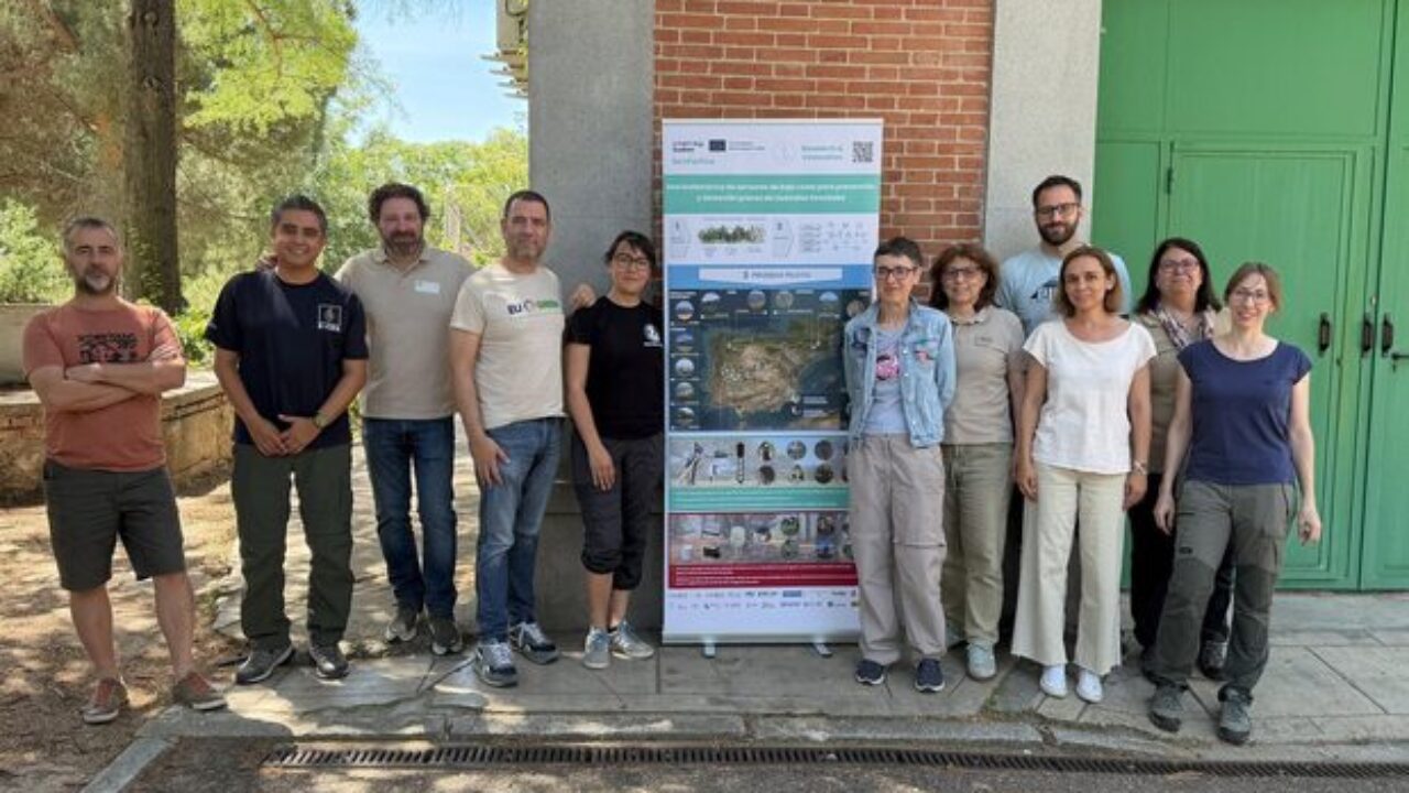 Representantes de los equipos de SenForFire y AIRIS, junto al resto de socios del proyecto, durante la jornada celebrada en el ICIFOR-INIA, CSIC.