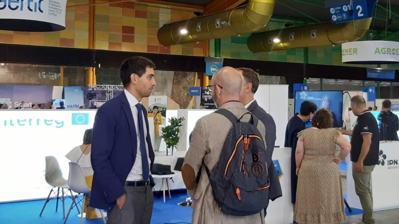 DF1BFB6F-3A2C-103D-C18C-E81EE98FC69B