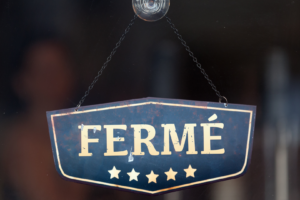 FERMÉ