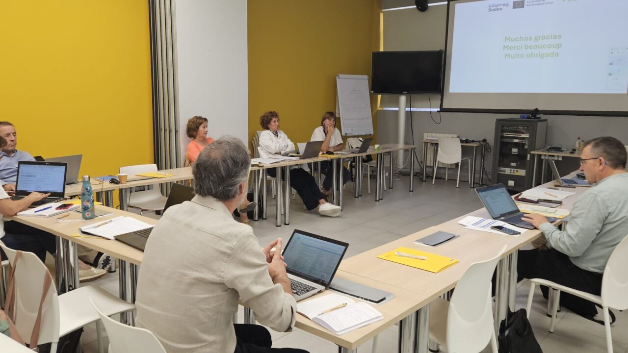 Partenaires dans la salle de réunion lors du lancement du projet POLITA
