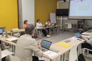 Partenaires dans la salle de réunion lors du lancement du projet POLITA