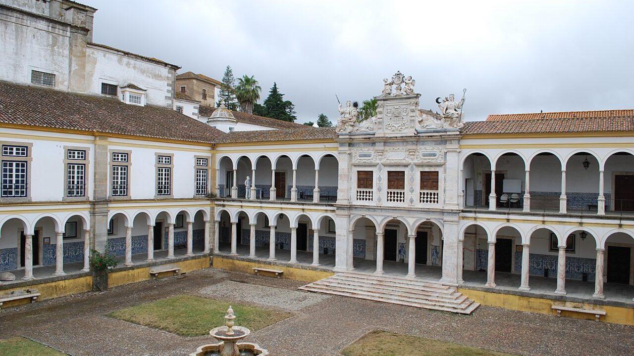 Universidade_de_Évora_-_Claustro_geral_dos_Estudos_(2)